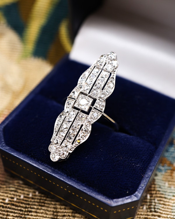 A very fine Platinum (stamped), Art Deco Old Europeand Cut Diamond Plaque Ring, with approximately 2.90 Carats of G - H Colour, VS1 - VS2 Clarity Diamonds. English. Circa 1930 - image 4