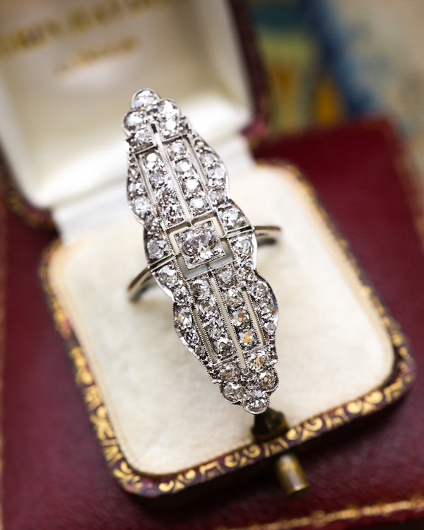 A very fine Platinum (stamped), Art Deco Old Europeand Cut Diamond Plaque Ring, with approximately 2.90 Carats of G - H Colour, VS1 - VS2 Clarity Diamonds. English. Circa 1930 - image 3