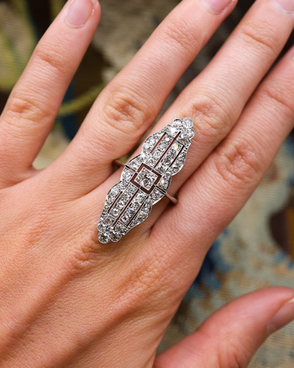 A very fine Platinum (stamped), Art Deco Old Europeand Cut Diamond Plaque Ring, with approximately 2.90 Carats of G - H Colour, VS1 - VS2 Clarity Diamonds. English. Circa 1930 - image 2