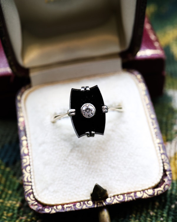 A fine Art Deco 18 ct Yellow Gold (tested), Black Onyx & Diamond Plaque Ring. Circa 1925 - image 3