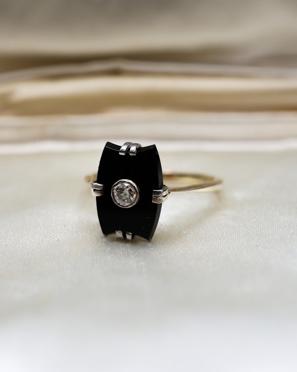 A fine Art Deco 18 ct Yellow Gold (tested), Black Onyx & Diamond Plaque Ring. Circa 1925 - image 1