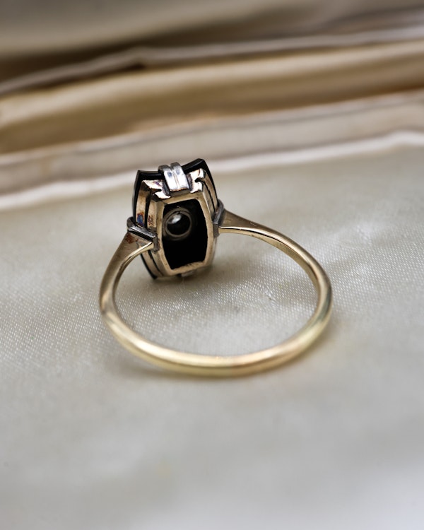 A fine Art Deco 18 ct Yellow Gold (tested), Black Onyx & Diamond Plaque Ring. Circa 1925 - image 4