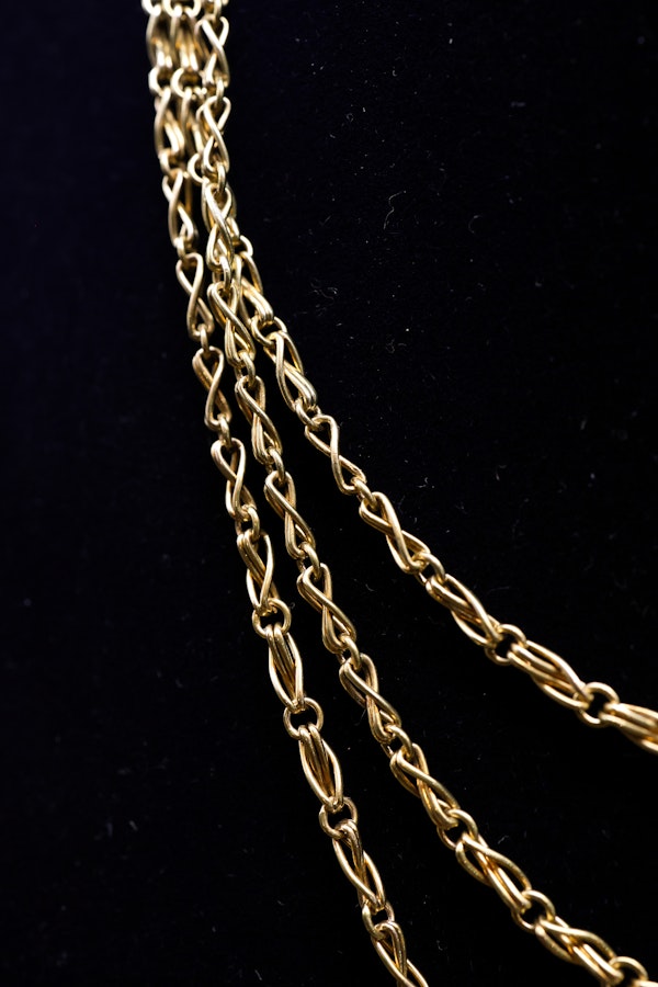 A very fine 15 carat (stamped), Yellow Gold Long Guard Chain, with a matching 15 carat (stamped), Yellow Gold  Lobster Claw Clasp,  English, Circa 1880 - image 4