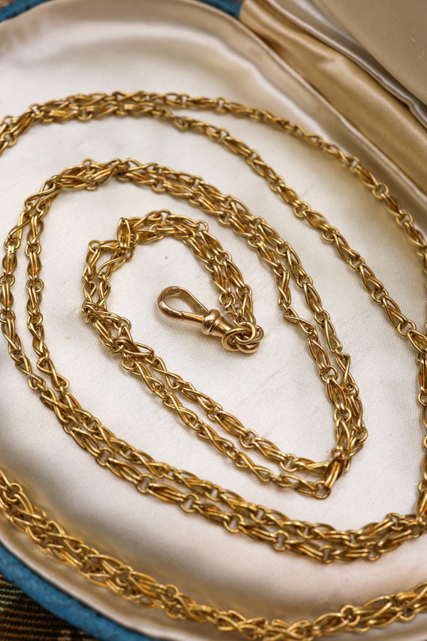 A very fine 15 carat (stamped), Yellow Gold Long Guard Chain, with a matching 15 carat (stamped), Yellow Gold  Lobster Claw Clasp,  English, Circa 1880 - image 5