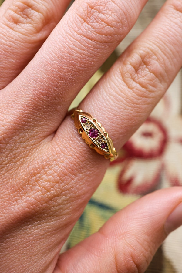 A fine 18 carat Three Stone Ruby and Two Diamond Ring, with English Hallmarks (Birmingham). Dated 1918. - image 2