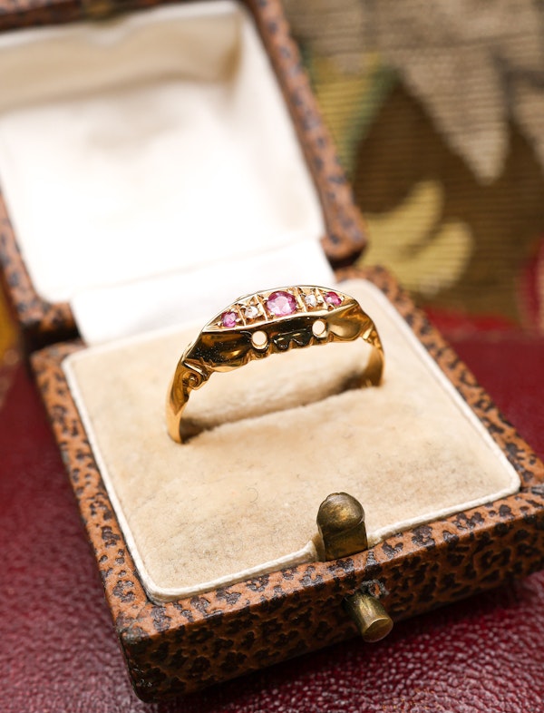 A fine 18 carat Three Stone Ruby and Two Diamond Ring, with English Hallmarks (Birmingham). Dated 1918. - image 3