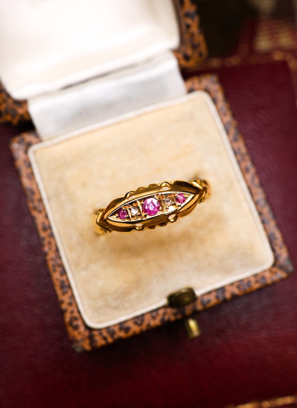 A fine 18 carat Three Stone Ruby and Two Diamond Ring, with English Hallmarks (Birmingham). Dated 1918. - image 1