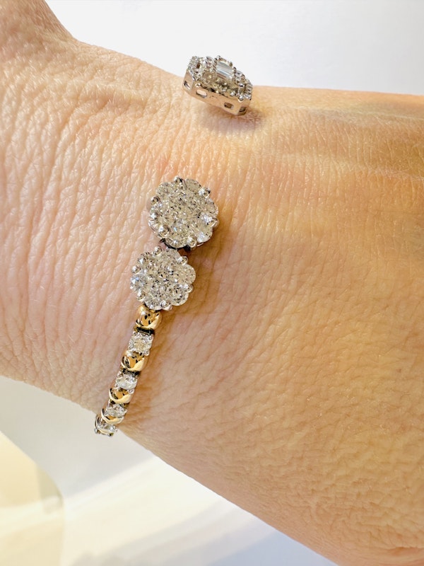 2.00ct Diamond Bangle. - image 3