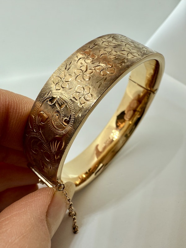 Gold bangle. - image 4