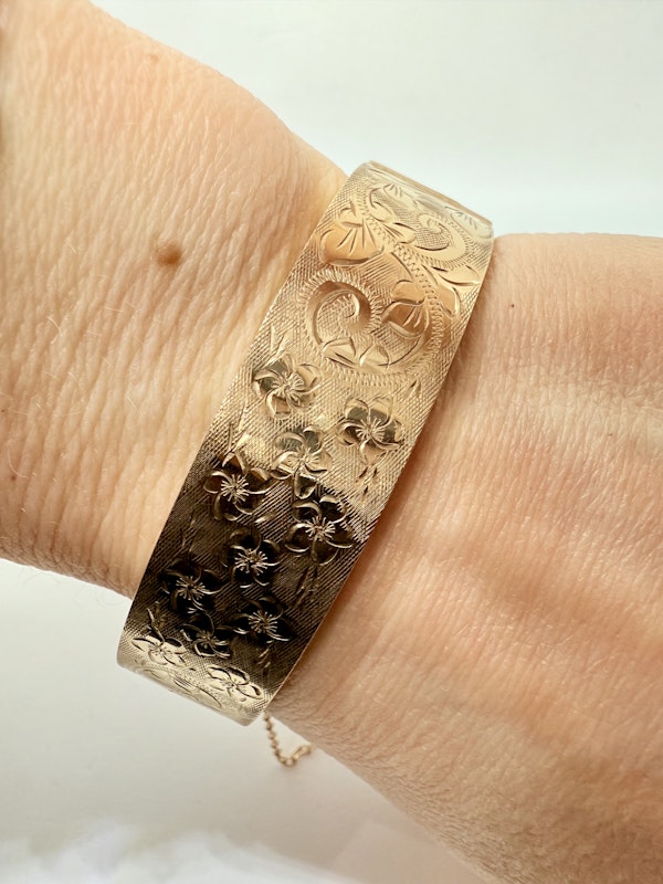 Gold bangle. - image 3