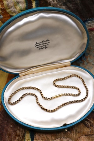 Downstairs at Grays: A very fine 15 carat (tested) Yellow Gold, double linked Chain, with original barrel clasp. English. Circa 1890