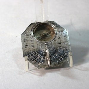 A SILVER ENGRAVED BUTTERFIELD TYPE POCKET COMPASS-SUNDIA LANGLOIS, PARIS: L Early 18th Century signed