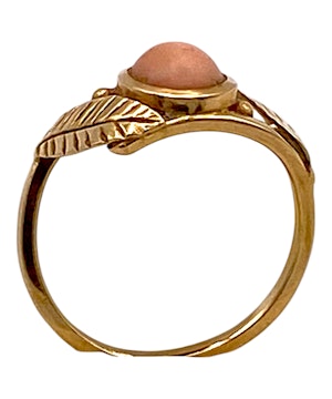 18 ct. fancy French ring with coral
