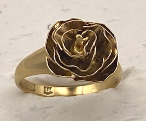 19th century 18ct. gold ring in the shape of a rose