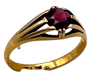 Vintage single garnet and gold ring