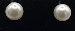 Single pearl stud earrings, approx 10mm in diameter