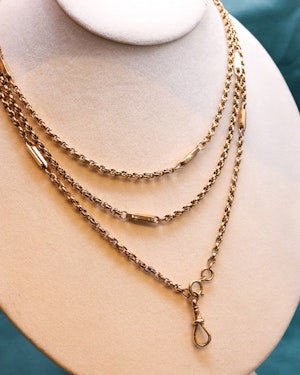 Downstairs in Grays: A very fine Antique 9 Carat "Opera Length" Yellow Gold, Long Guard Chain, with intermittent double oblong links and a Lobster Claw Clasp. English. Circa 1890.
