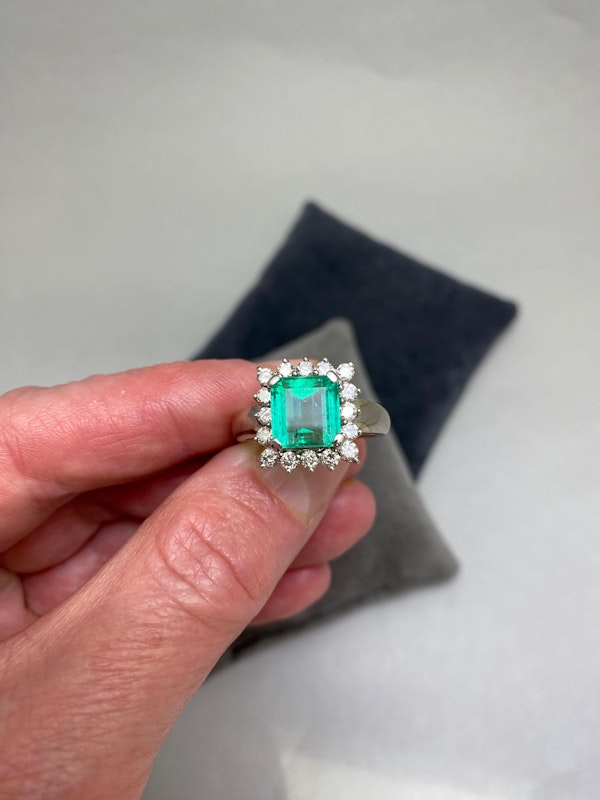 Emerald Diamond Ring in 18ct White Gold date circa 1960, SHAPIRO & Co since1979 - image 3