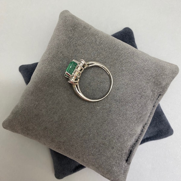 Emerald Diamond Ring in 18ct White Gold date circa 1960, SHAPIRO & Co since1979 - image 4