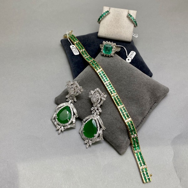 Emerald Diamond Ring in 18ct White Gold date circa 1960, SHAPIRO & Co since1979 - image 5