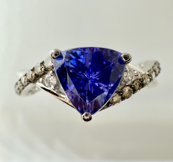 1.00ct Tanzanite & Champagne Colour Diamond Ring. - image 2