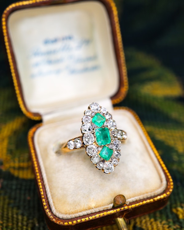 Downstairs at Grays: A fine 18 ct. Yellow Gold, Navette shaped ring set with three Octagonal Step Cut Natural Emeralds & numerous Diamonds, with Diamond set shoulders. English. Circa 1870. - image 1