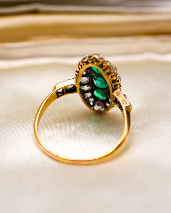 Downstairs at Grays: A fine 18 ct. Yellow Gold, Navette shaped ring set with three Octagonal Step Cut Natural Emeralds & numerous Diamonds, with Diamond set shoulders. English. Circa 1870. - image 3