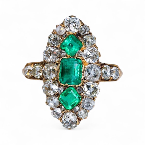 Downstairs at Grays: A fine 18 ct. Yellow Gold, Navette shaped ring set with three Octagonal Step Cut Natural Emeralds & numerous Diamonds, with Diamond set shoulders. English. Circa 1870. - image 2