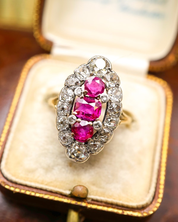 Downstairs at Grays: A very fine 18ct Yellow Gold & Silver, Navette Shaped, Three Stone, Natural Untreated Burma Ruby &  Diamond Cluster Ring. Circa 1880 - image 4