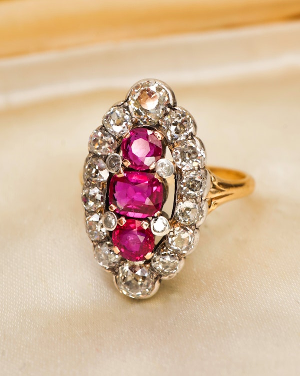 Downstairs at Grays: A very fine 18ct Yellow Gold & Silver, Navette Shaped, Three Stone, Natural Untreated Burma Ruby &  Diamond Cluster Ring. Circa 1880 - image 2