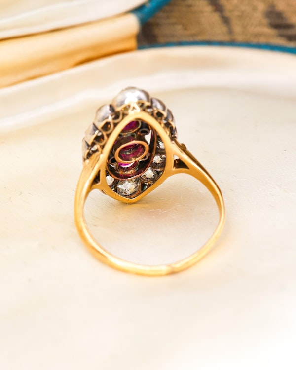 Downstairs at Grays: A very fine 18ct Yellow Gold & Silver, Navette Shaped, Three Stone, Natural Untreated Burma Ruby &  Diamond Cluster Ring. Circa 1880 - image 5