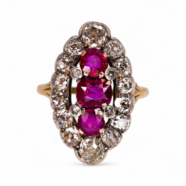 Downstairs at Grays: A very fine 18ct Yellow Gold & Silver, Navette Shaped, Three Stone, Natural Untreated Burma Ruby &  Diamond Cluster Ring. Circa 1880 - image 3