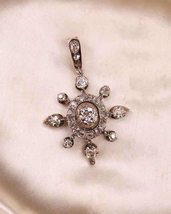 Downstairs at Grays: An important Antique, 15 ct Yellow Gold, Silver Tipped  9.60 Carat Diamond Pendant / Brooch / Hair Ornament, English Circa 1870. - image 4