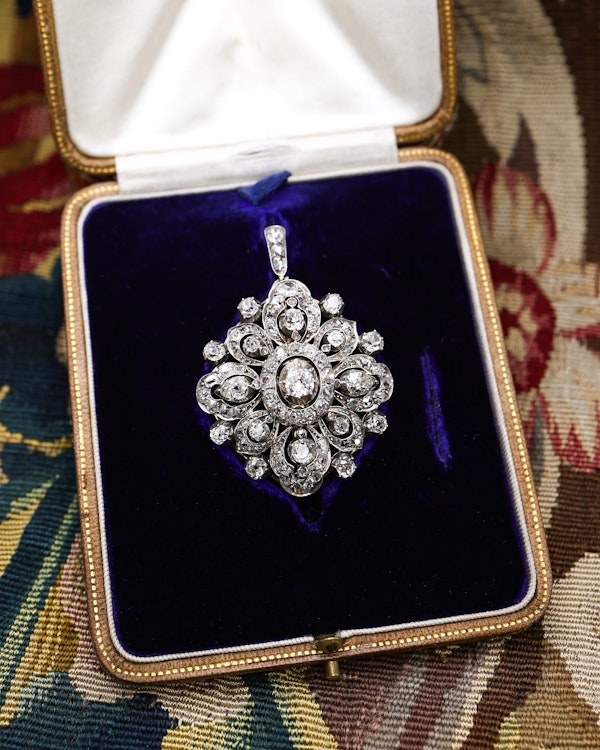 Downstairs at Grays: An important Antique, 15 ct Yellow Gold, Silver Tipped  9.60 Carat Diamond Pendant / Brooch / Hair Ornament, English Circa 1870. - image 6
