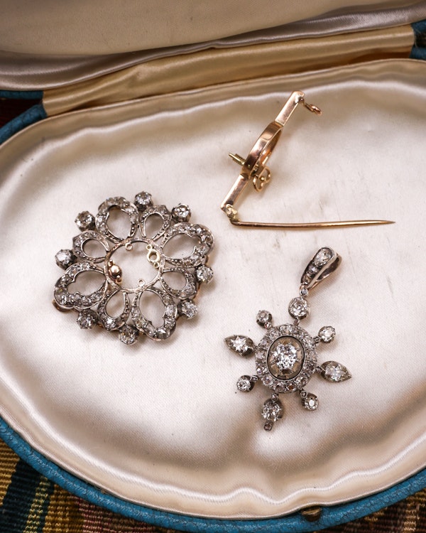 Downstairs at Grays: An important Antique, 15 ct Yellow Gold, Silver Tipped  9.60 Carat Diamond Pendant / Brooch / Hair Ornament, English Circa 1870. - image 2