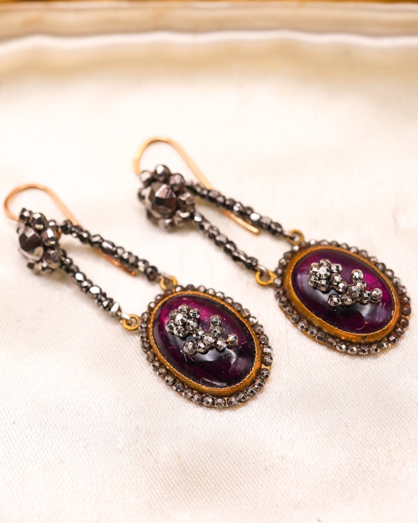 Downstairs at Grays: Fine pair of Georgian, Cut Steel and Cabochon Garnet drop earrings, with 15ct Yellow Gold (tested), fittings circa 1800. - image 2