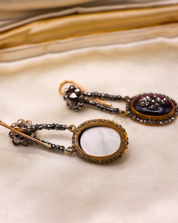 Downstairs at Grays: Fine pair of Georgian, Cut Steel and Cabochon Garnet drop earrings, with 15ct Yellow Gold (tested), fittings circa 1800. - image 3