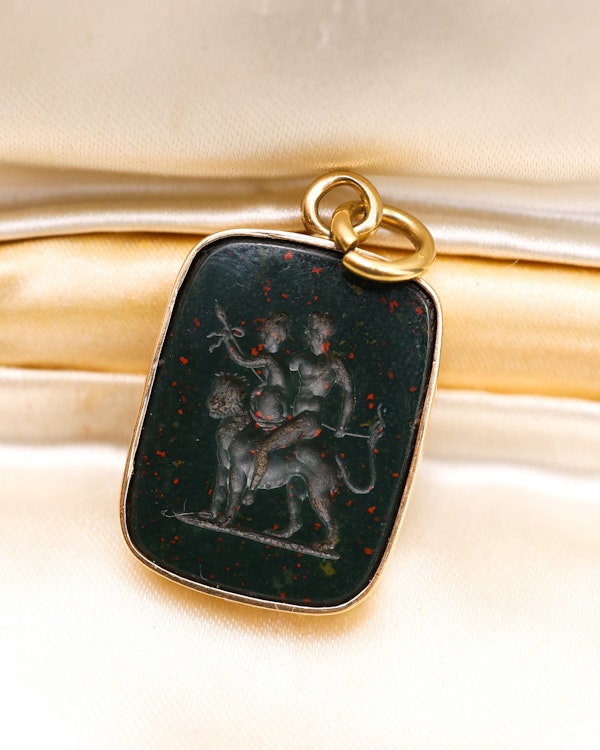 Downstairs at Grays: A very fine mid-18th Century, Bloodstone Erotic Intaglio, in a later 9ct English Yellow Gold Pendant Frame with articulated bail. Intaglio probably Italian, Circa 1750. - image 1