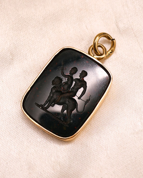 Downstairs at Grays: A very fine mid-18th Century, Bloodstone Erotic Intaglio, in a later 9ct English Yellow Gold Pendant Frame with articulated bail. Intaglio probably Italian, Circa 1750. - image 2