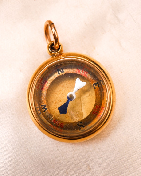 Downstairs at Grays: An 18 ct. Yellow Gold, Compass / Fob, with an enamel United Kingdom Royal Standard on the reverse. English, makers mark for Manton & Mole, Birmingham C 1895 - 1925 - image 3