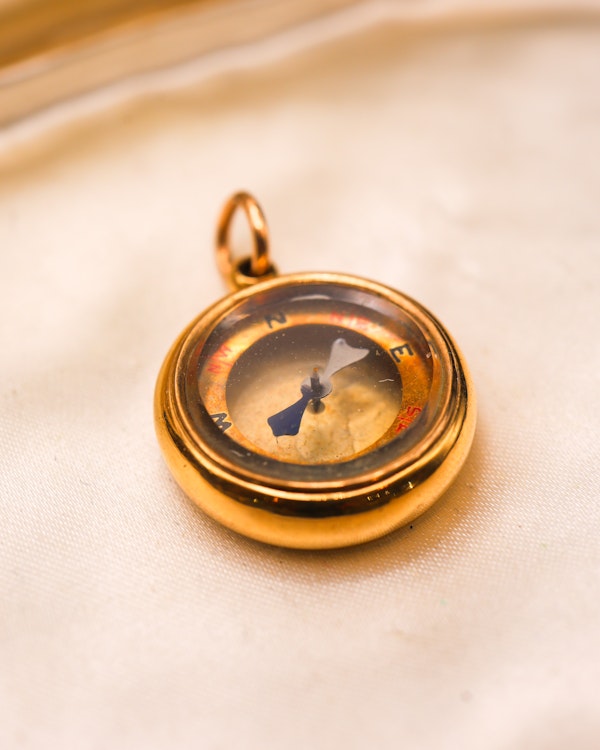 Downstairs at Grays: An 18 ct. Yellow Gold, Compass / Fob, with an enamel United Kingdom Royal Standard on the reverse. English, makers mark for Manton & Mole, Birmingham C 1895 - 1925 - image 2