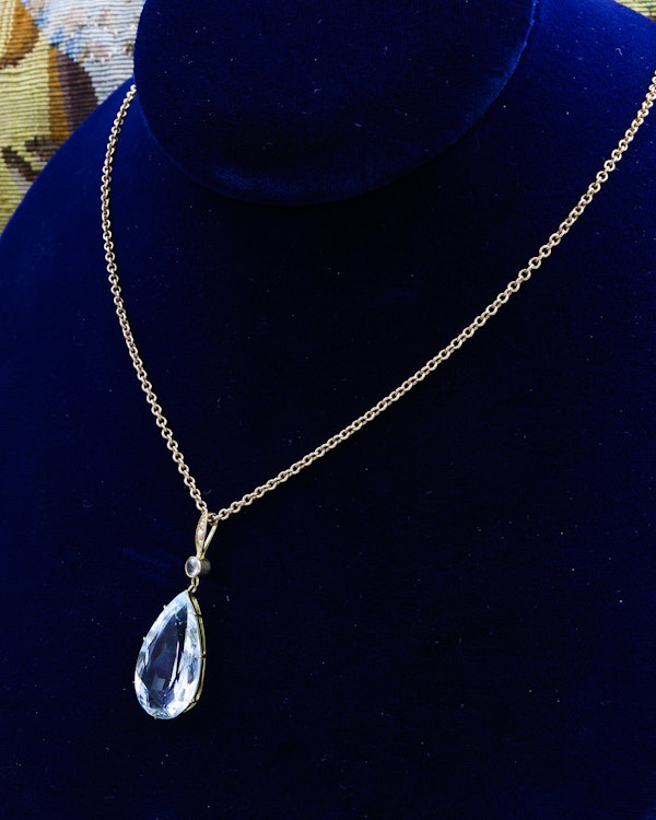 Downstairs At Grays: A fine 18ct. (tested), Yellow Gold  Pear Shaped Aquamarine Pendant, with Seed Pearl Bail. Circa 1905. - image 3