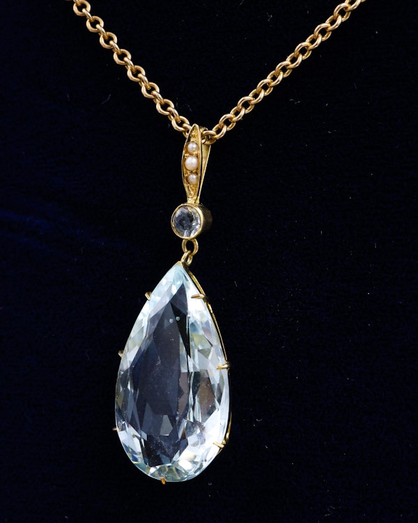 Downstairs At Grays: A fine 18ct. (tested), Yellow Gold  Pear Shaped Aquamarine Pendant, with Seed Pearl Bail. Circa 1905. - image 2