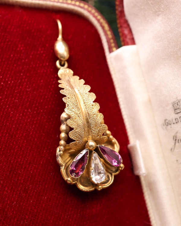 Downstairs at Grays: A fine pair of 15 ct. Yellow Gold Almandine Garnet & Crystal Foliate style, Pendant Earrings. English. Circa 1860 - image 2