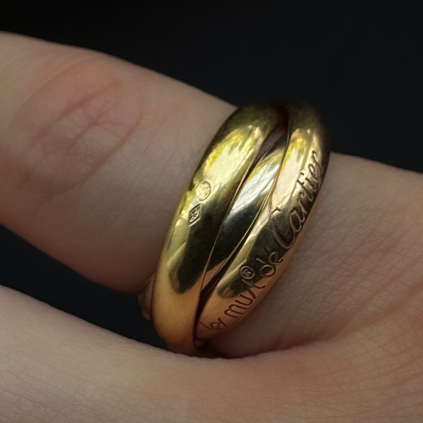 Les de Must Cartier Trilogy Ring. SADDINGTONS JEWELLERY STAND 375 - image 1