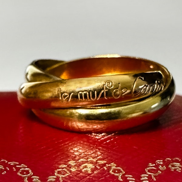 Les de Must Cartier Trilogy Ring. SADDINGTONS JEWELLERY STAND 375 - image 2