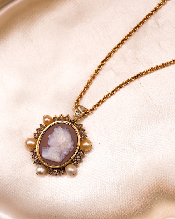 Downstairs at Grays: A very fine Hard stone (Carnelian), Cameo Pendant surrounded by five Natural Pearls and Diamonds in 15 carat (tested), Yellow Gold. Circa 1870 - image 1