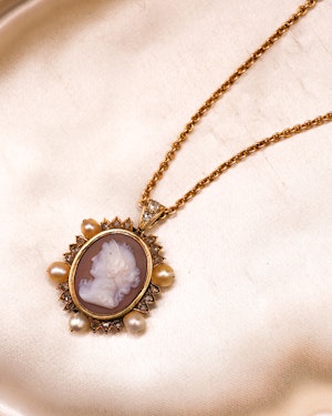 Downstairs at Grays: A very fine Hard stone (Carnelian), Cameo Pendant surrounded by five Natural Pearls and Diamonds in 15 carat (tested), Yellow Gold. Circa 1870