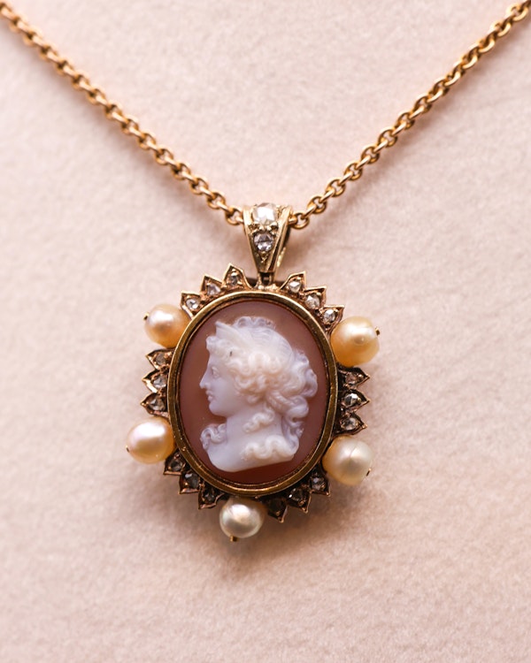 Downstairs at Grays: A very fine Hard stone (Carnelian), Cameo Pendant surrounded by five Natural Pearls and Diamonds in 15 carat (tested), Yellow Gold. Circa 1870 - image 4