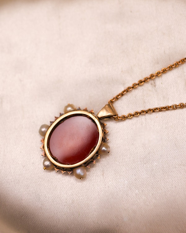 Downstairs at Grays: A very fine Hard stone (Carnelian), Cameo Pendant surrounded by five Natural Pearls and Diamonds in 15 carat (tested), Yellow Gold. Circa 1870 - image 2